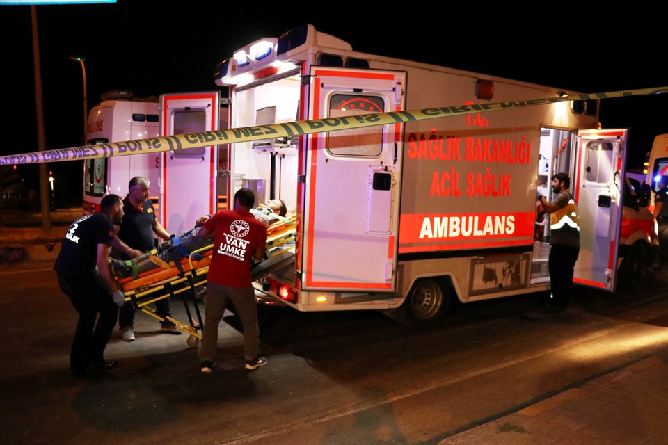 Göçmenleri taşıyan minibüs kaza yaptı: 1 ölü, 13 yaralı - 1