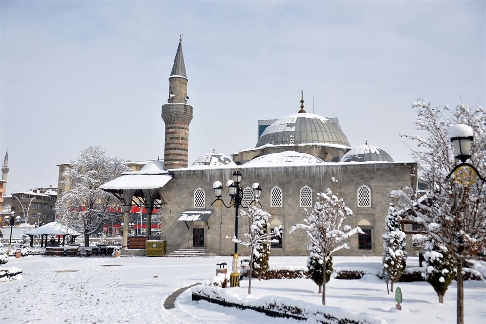 Doğu'nun "kış cenneti" Erzurum gündüz bembeyaz, gece ise ışıl ışıl - 21