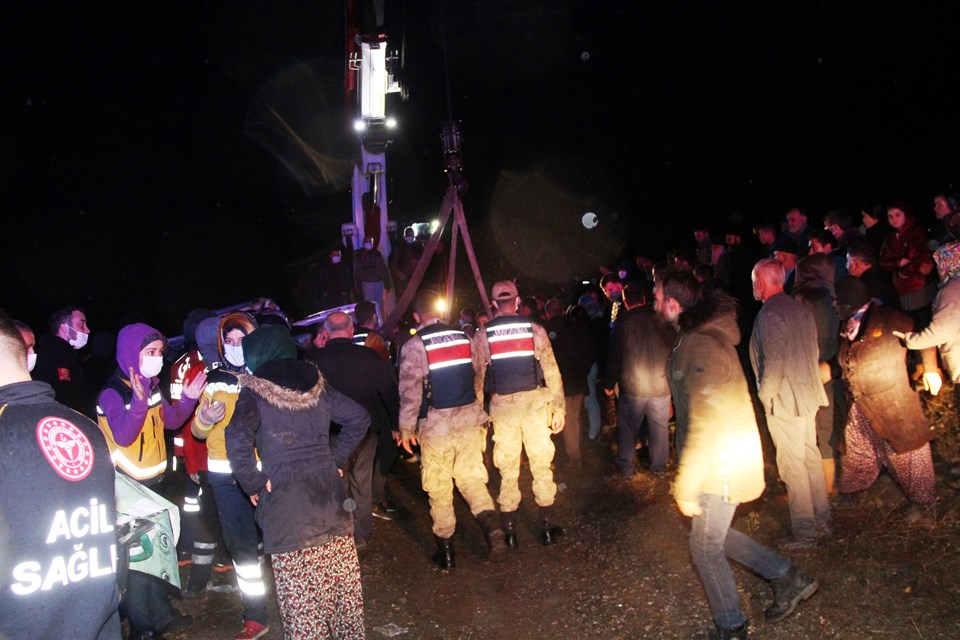 Amasya'da kanala düşen araçtaki 2 kişi ile 1 kurtarma personeli öldü - 1