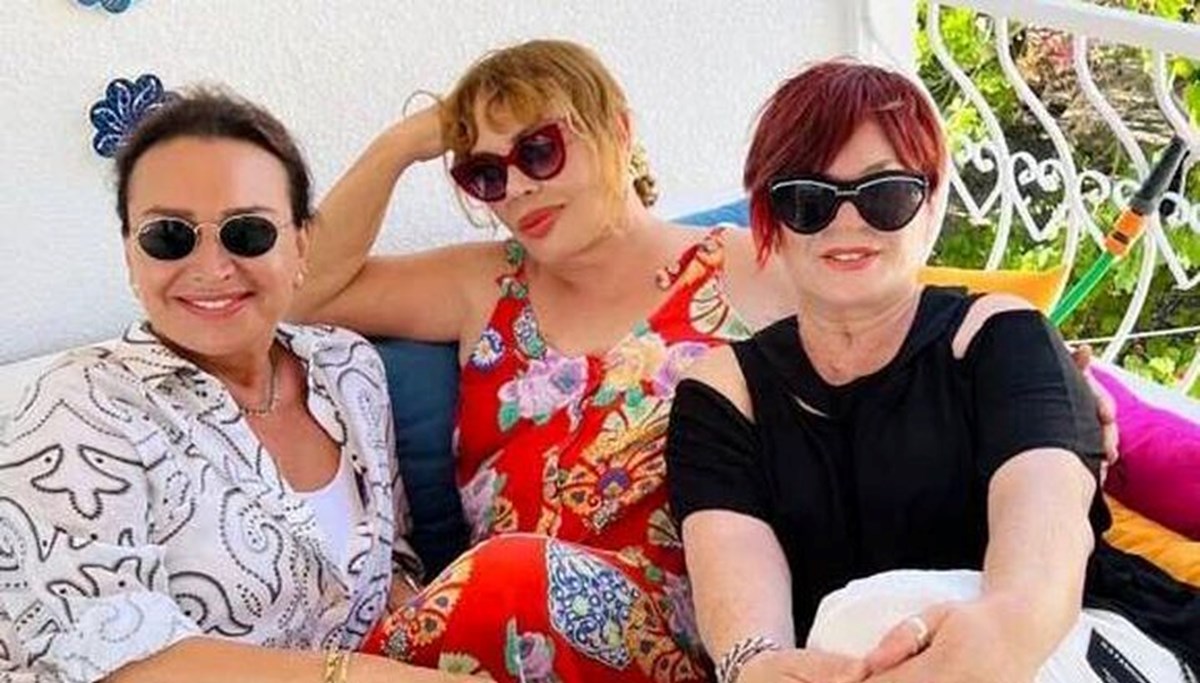 Demet Akbağ, Sezen Aksu ve Emel Müftüoğlu Bodrum'da buluştu Demet Akbağ, Sezen Aksu ve Emel Müftüoğlu Bodrum'da buluştu