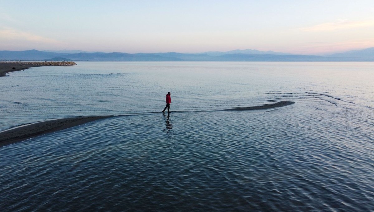 Van Gölü'nde sular çekilince yeni adacıklar oluştu