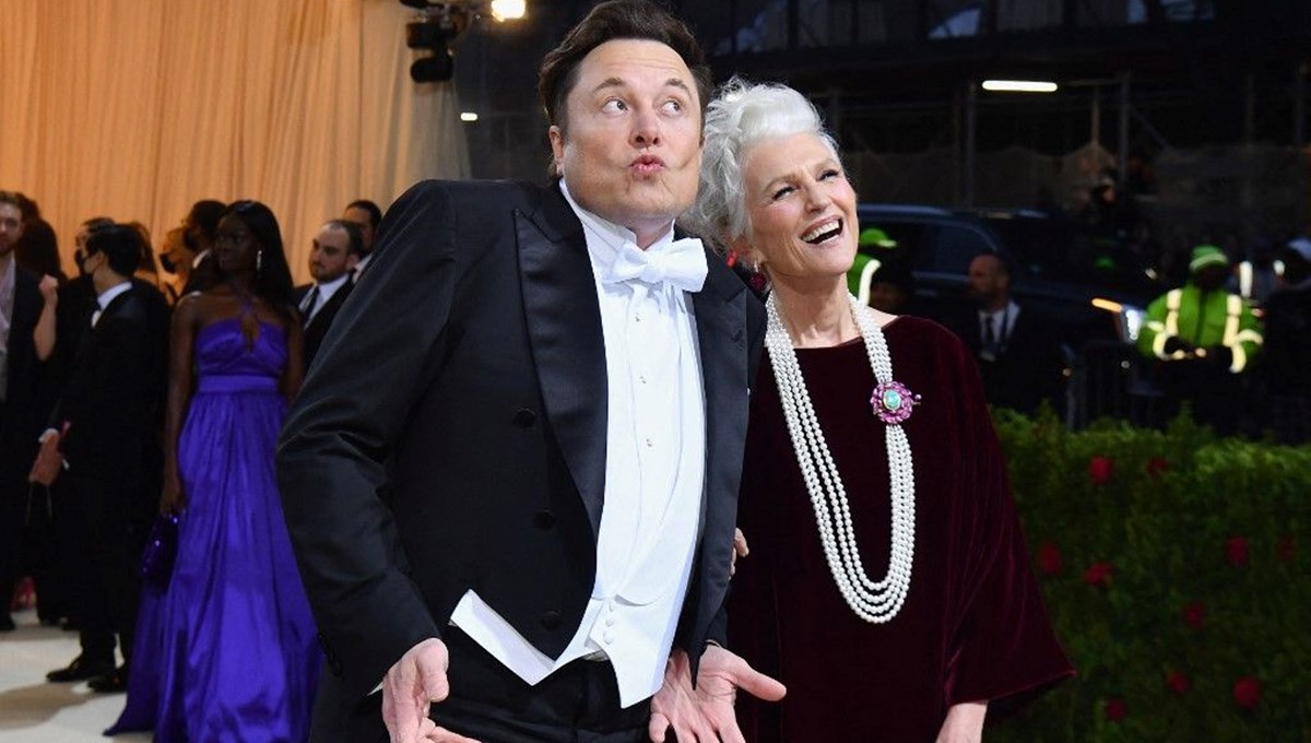 Elon Musk'ın annesi Maye Musk Sports Illustrated'e mayolu poz veren en yaşlı kadın oldu