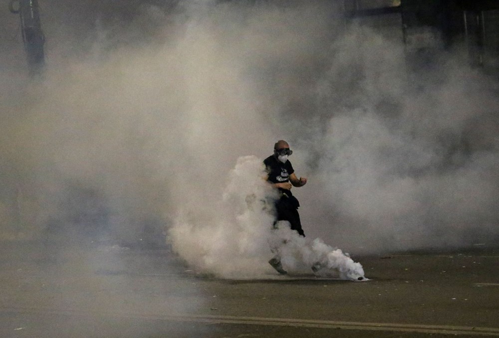 Gürcistan'da gösteriler devam ediyor:  Protestocular parlamento binasına havai fişekle saldırdı - 16