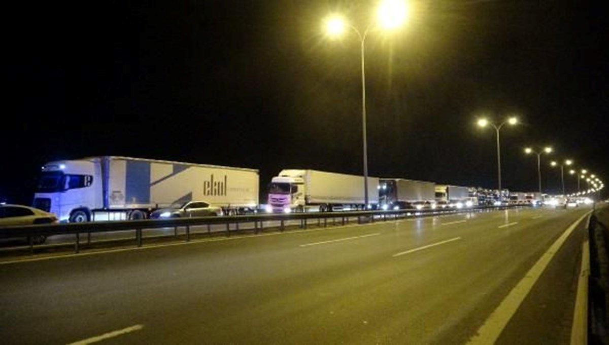 TEM Otoyolu'nda kaza: 10 kilometrelik araç kuyruğu oluştu TEM Otoyolu'nda kaza: 10 kilometrelik araç kuyruğu oluştu