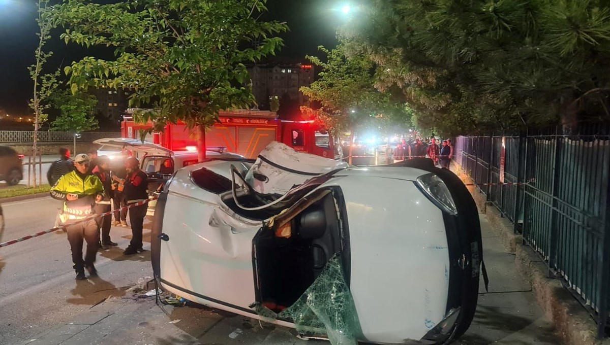 Sivas'ta devrilen otomobilin sürücüsü hayatını kaybetti Sivas'ta devrilen otomobilin sürücüsü hayatını kaybetti