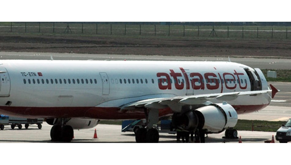 Atlasjet uçağına yıldırım çarptı