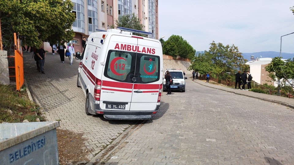 Bursa'da okulun 4. kat penceresinden düşen öğrenci hayatını kaybetti - 1