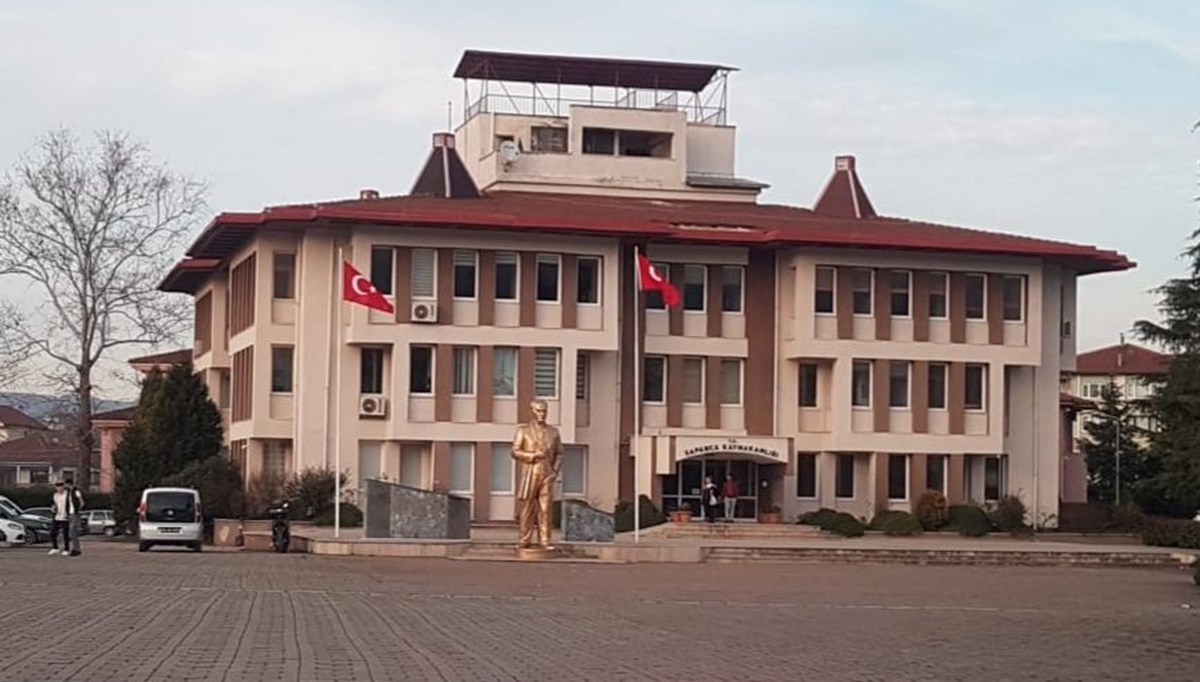 Kaymakamlıkta çalışma odasında ölü bulundu Kaymakamlıkta çalışma odasında ölü bulundu