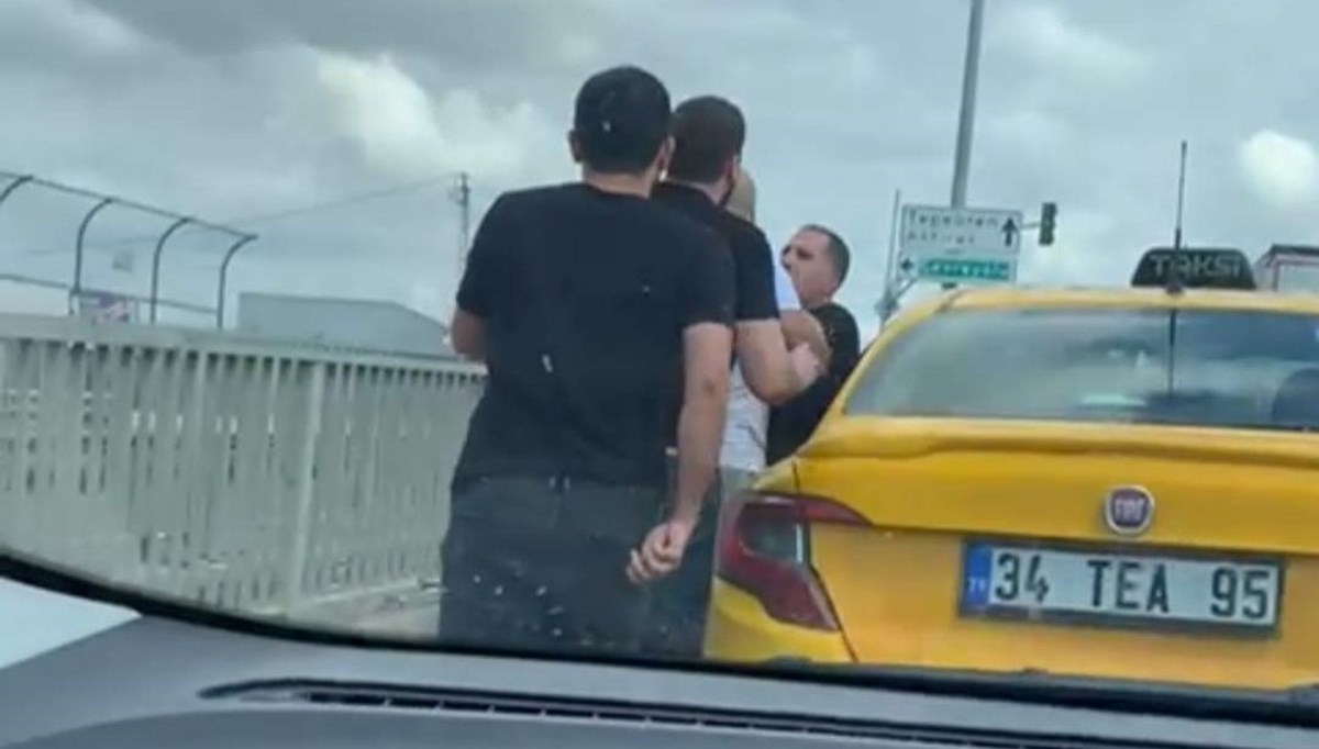 İstanbul'da yol verme kavgası: Taksi şoförünü dövdüler İstanbul'da yol verme kavgası: Taksi şoförünü dövdüler