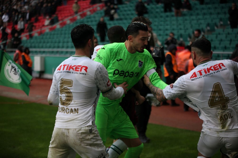 Konyaspor-Trabzonspor maçının uzatma dakikalarında futbolcular birbirine girdi - 2