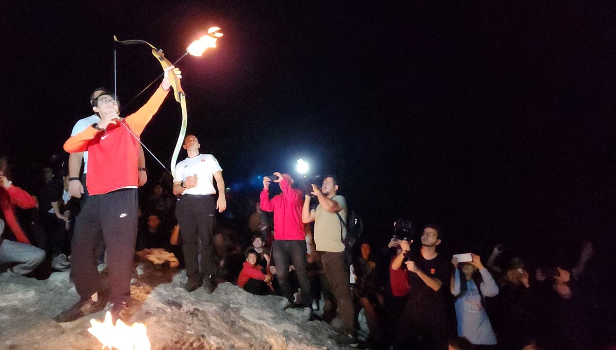 Antalya'da 'Cumhuriyet' coşkusu: Mete Gazoz, sönmeyen ateşle ok yakıp, atış yaptı