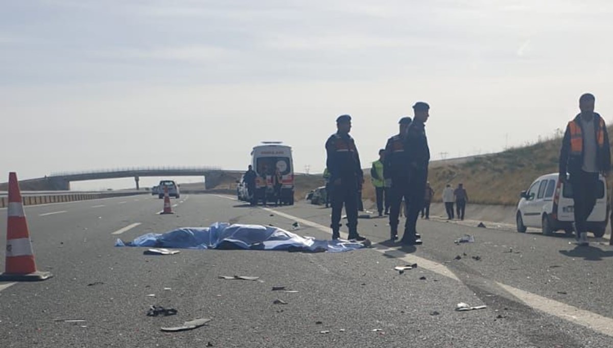 Lastik değiştirirken otomobil çarptı: 2 ölü Lastik değiştirirken otomobil çarptı: 2 ölü