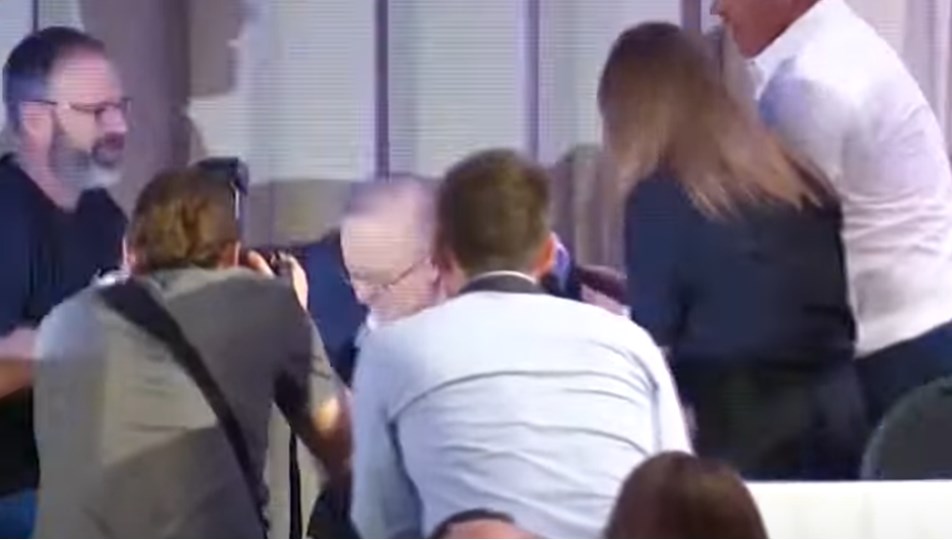 Avustralya Başbakanı sahneden düştü: Soruları geçiştirdi