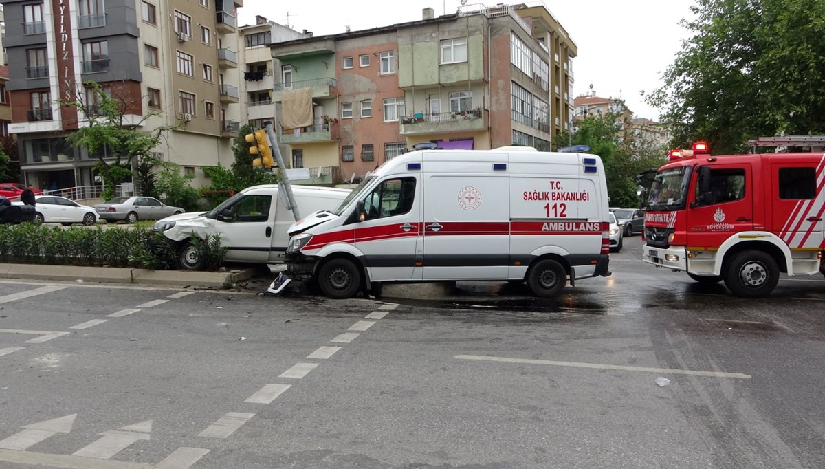 Kartal'da ambulans ile hafif ticari araç çarpıştı: 4 yaralı