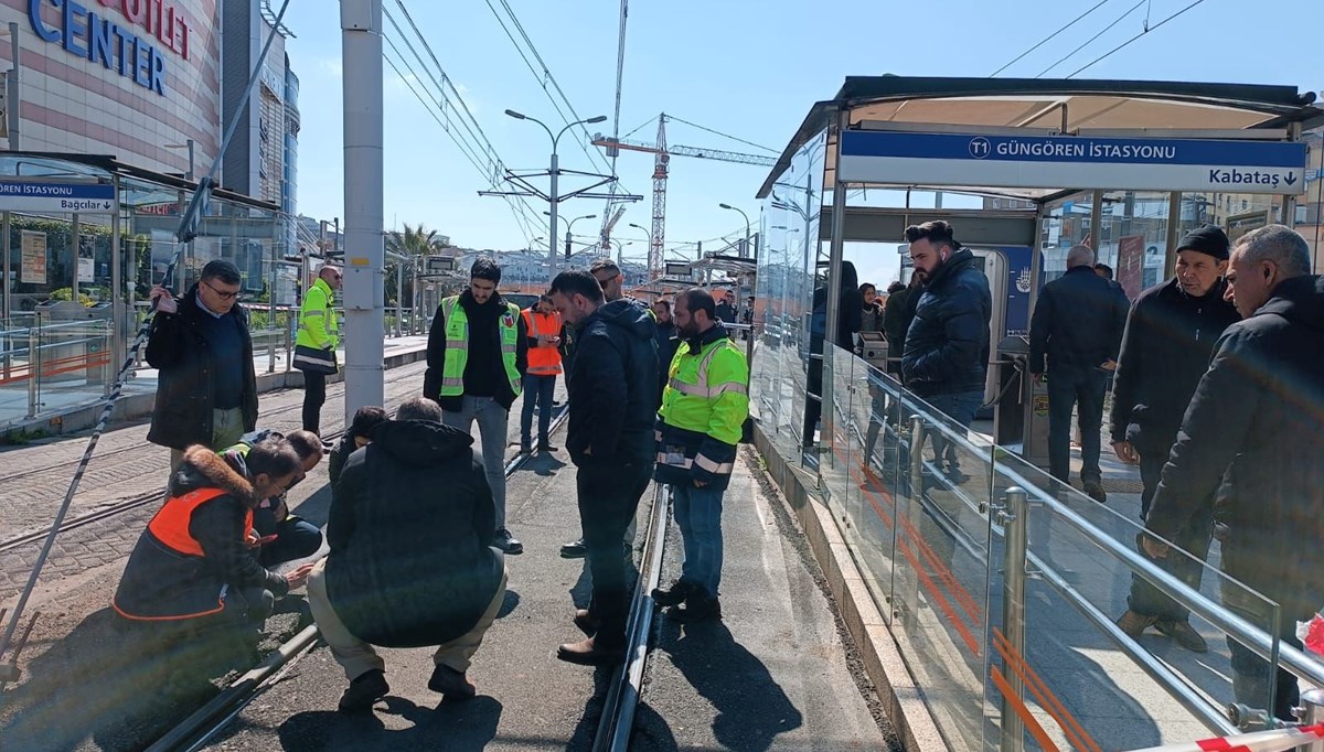 İstanbul'da tramvay raydan çıktı İstanbul'da tramvay raydan çıktı