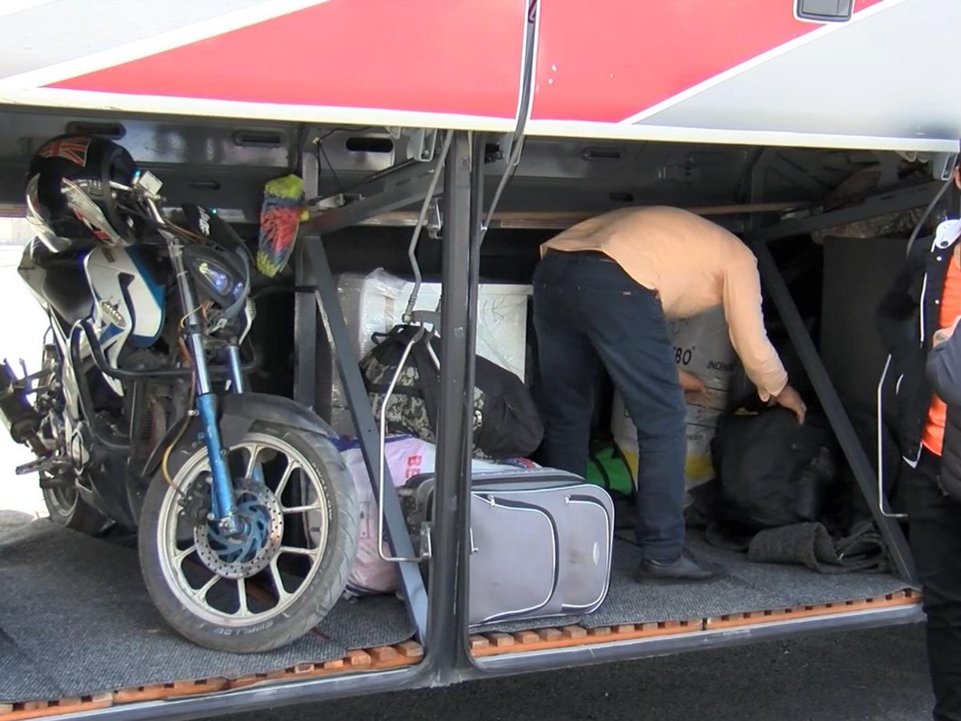 Istanbul Da Yolcu Bulamayan Otobusler Yuk Tasimaya Basladi Ntv