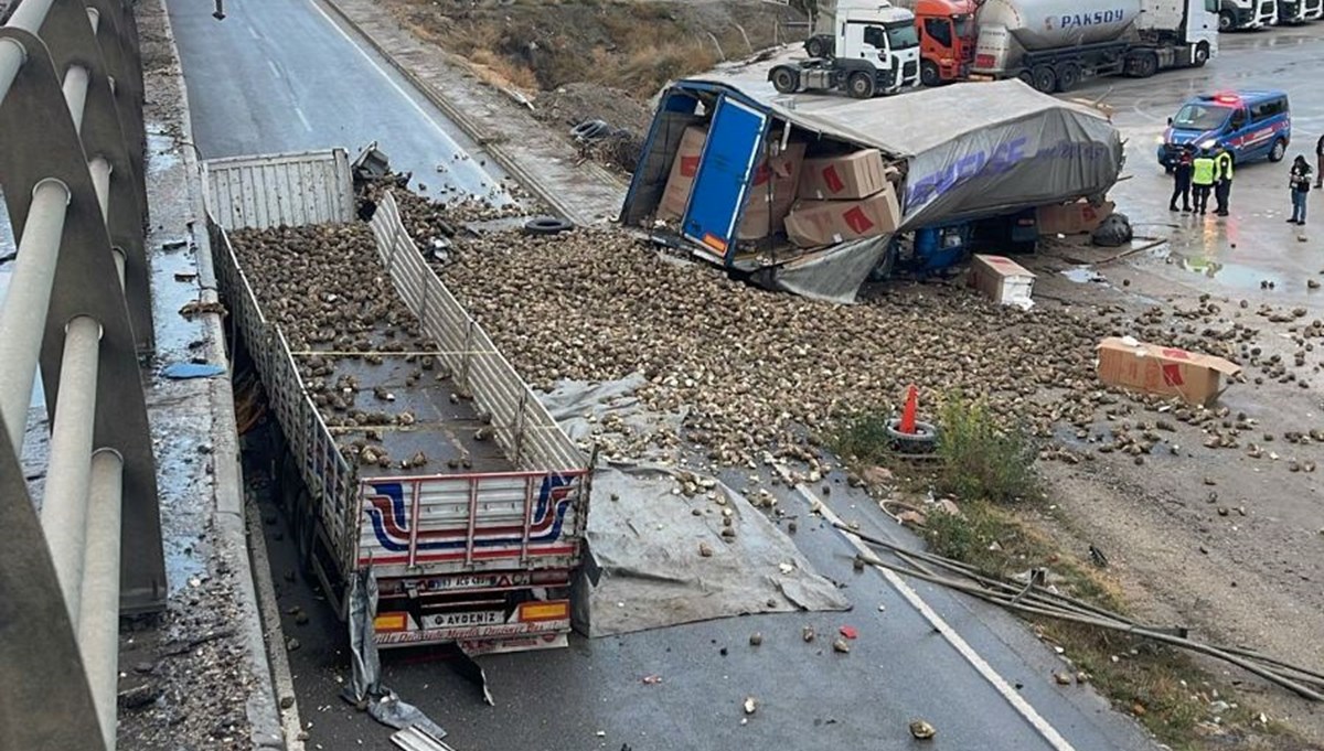 İki TIR köprülü kavşaktan aşağı uçtu