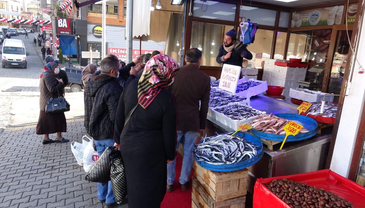 2 günlük hafta sonu kısıtlaması öncesi hamsi tezgahlarına akın ettiler