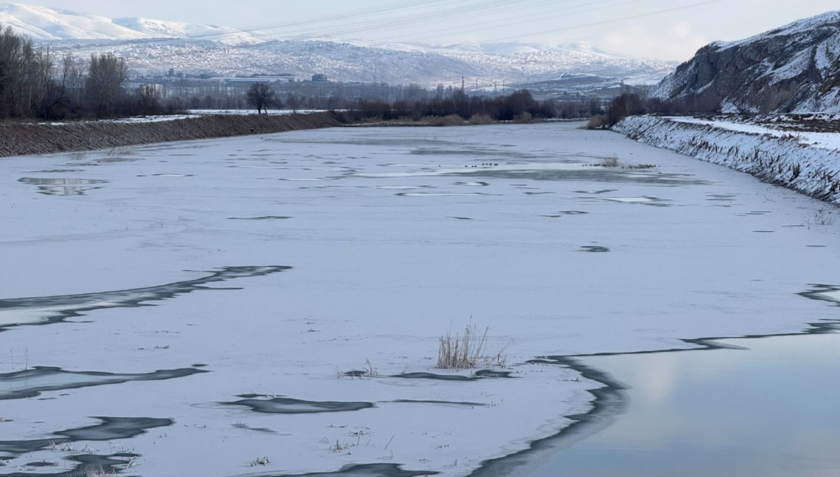 Sivas eksi 18'i gördü, Kızılırmak Nehri kısmen dondu