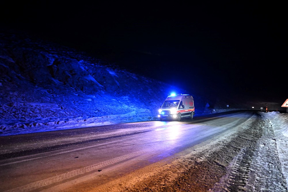 Van'da minibüsün üzerine çığ düştü: 1 ölü, 12 yaralı - 10