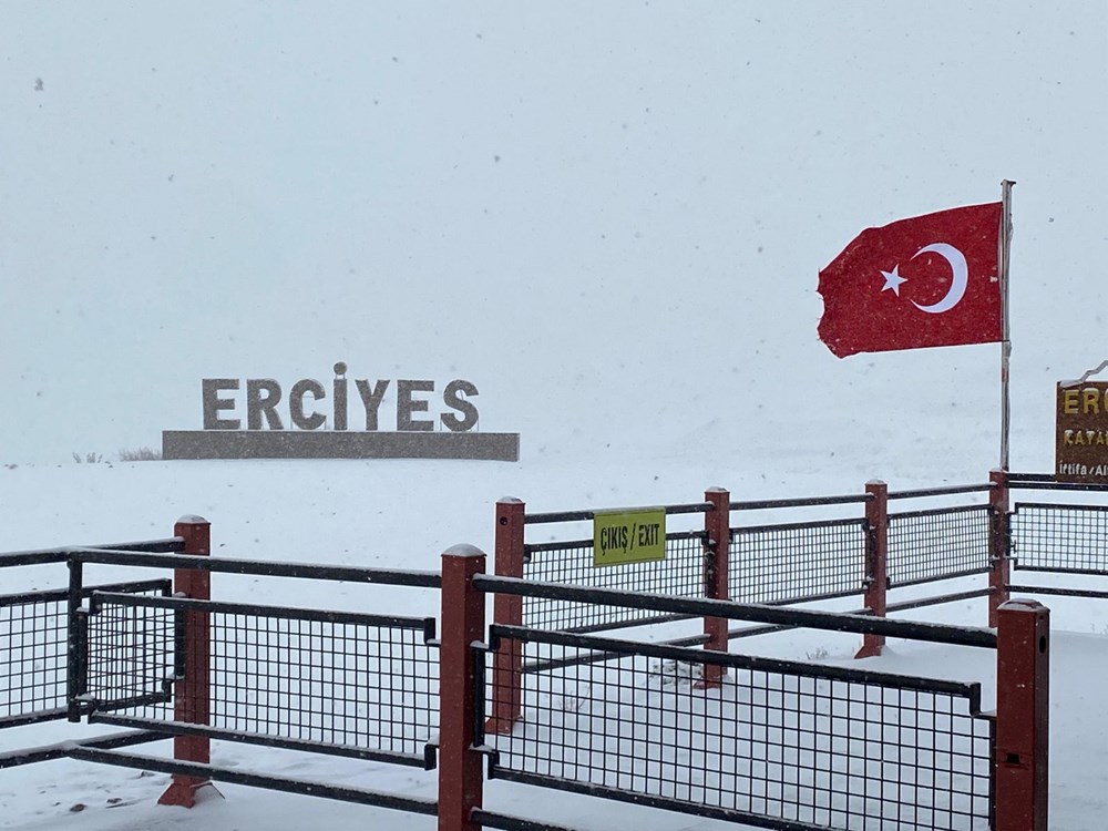 Hava sıcaklığı aniden düştü: Kar yağışı etkisini artırdı, yeni güne bembeyaz başladılar - 4