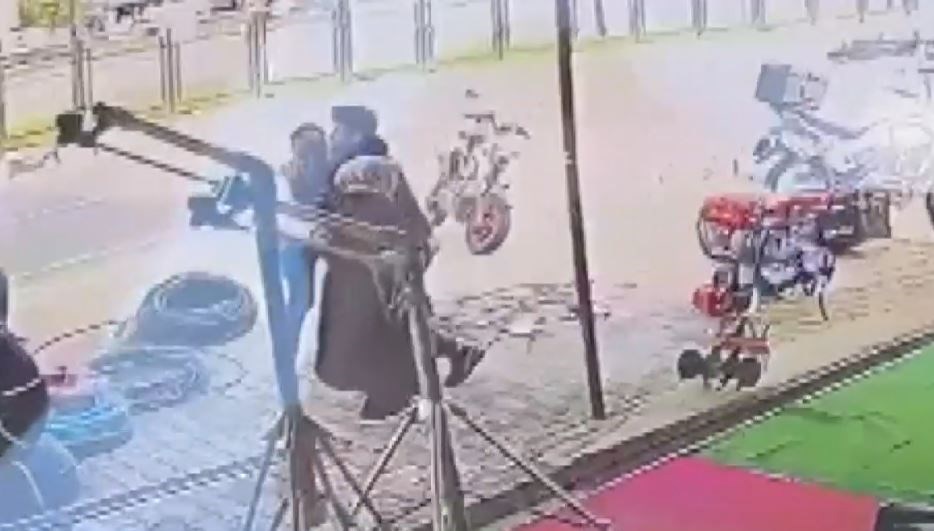 Bıçaklı saldırgana müdahale edip kadını kurtardı