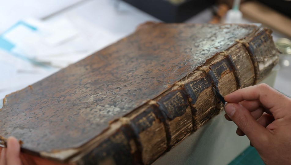 Yüzlerce yıllık eserler Kitap Şifahanesi'nde yenileniyor