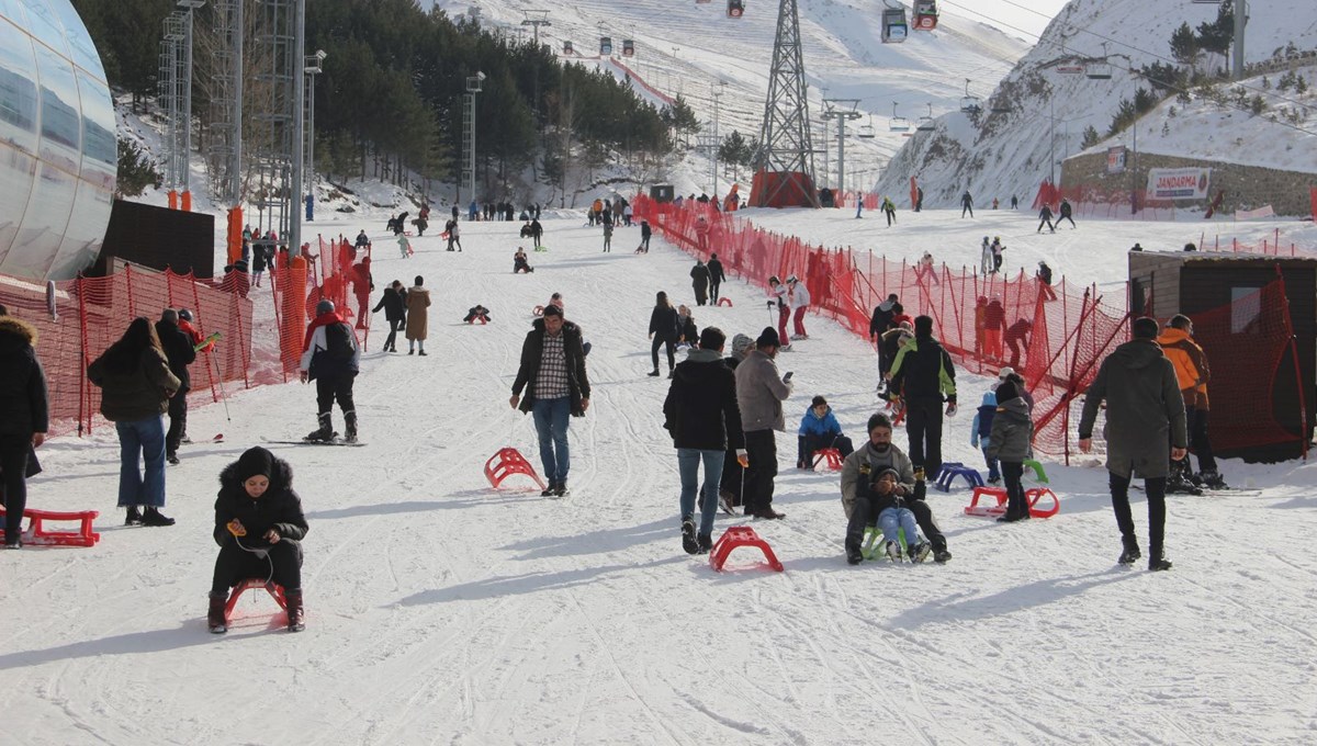 Erzurum'un karlı zirvesi Palandöken hafta sonu doldu taştı