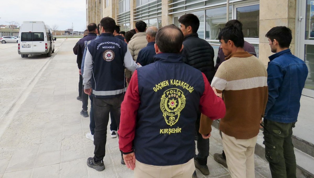 Kırşehir'de düzensiz göçmenler yakalandı Kırşehir'de düzensiz göçmenler yakalandı