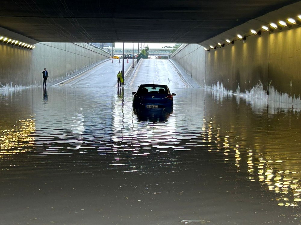 Ankara'da şiddetli sağanak: Yollar göle döndü, araçlar mahsur kaldı - 3
