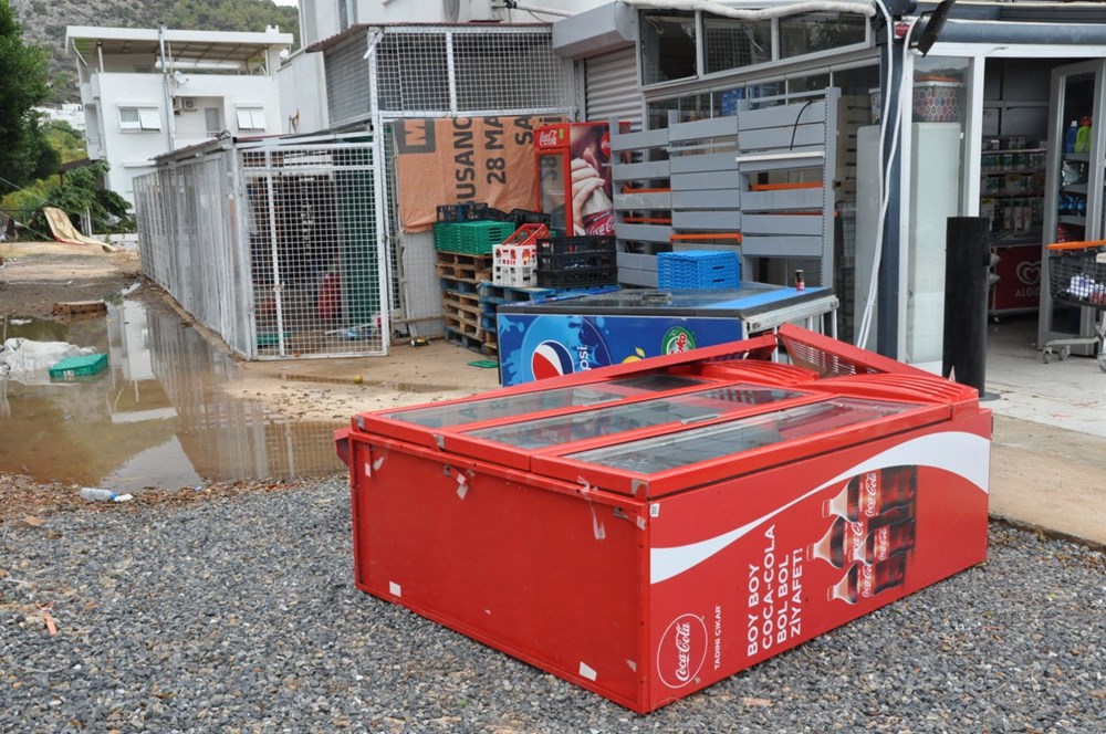 Mersin'de fırtına: Tekneler battı, çatılar uçtu - 6