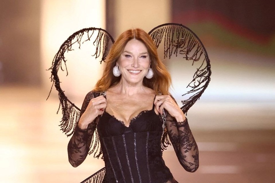 56 yaşındaki Carla Bruni ilk kez Victoria’s Secret defilesinde yürüdü - 1