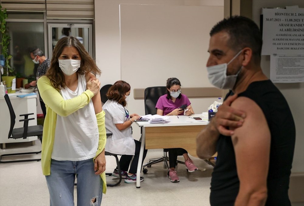 İzmir'de aşı kuyruğu: Yoğunluk akşam da sürdü - 8