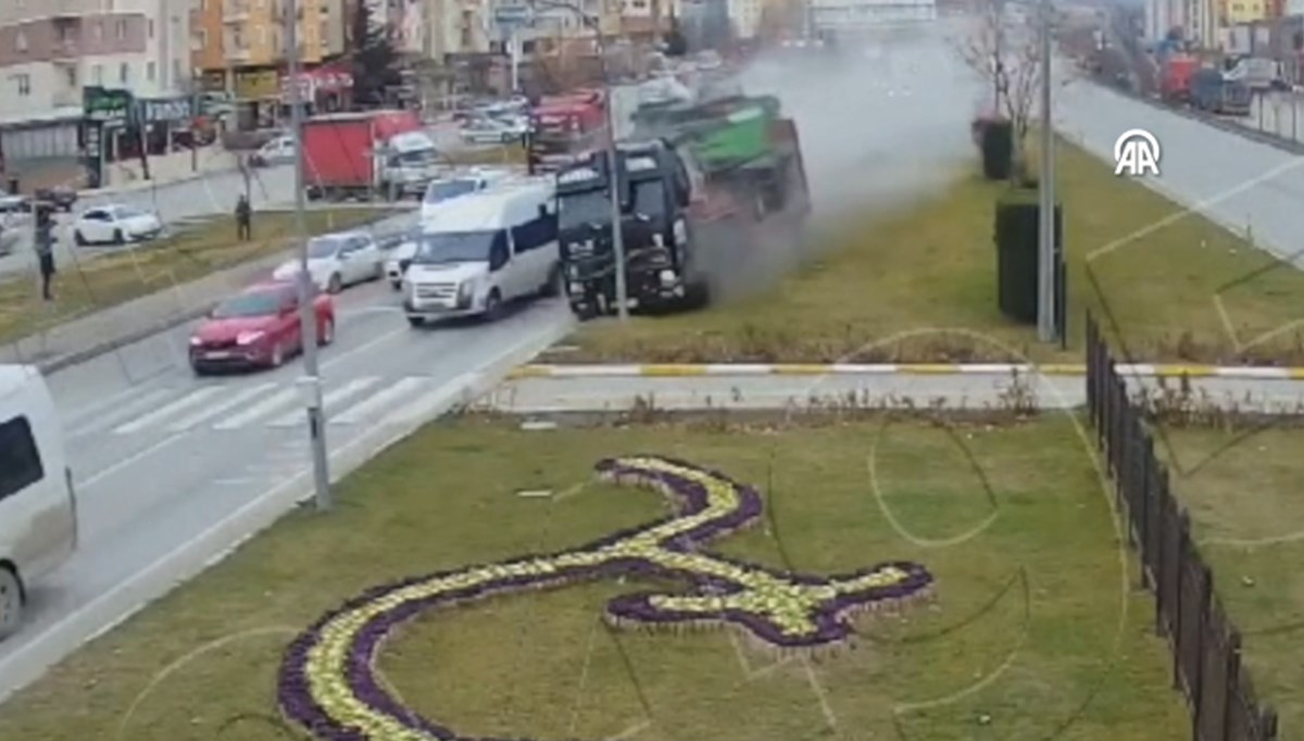 Çorum'da freni arızalanan TIR, refüje çıkarak durabildi Çorum'da freni arızalanan TIR, refüje çıkarak durabildi