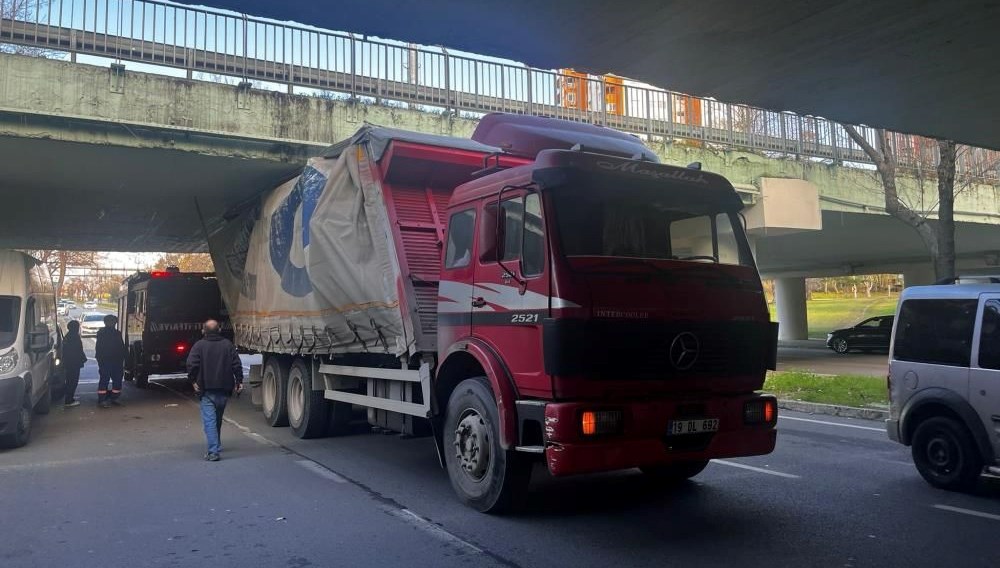 İstanbul’da kamyon köprüyle yol arasına sıkıştı