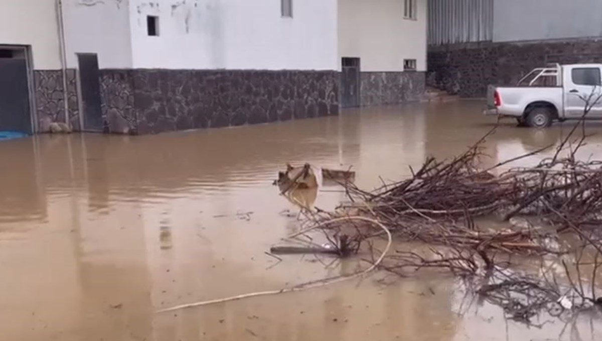 Elazığ’da sağanak yağış hayatı felç etti