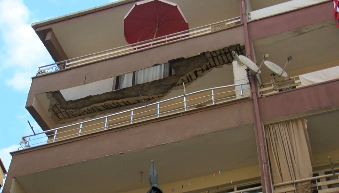 Güngören'de korku dolu anlar: Beş katlı binanın balkonu çöktü