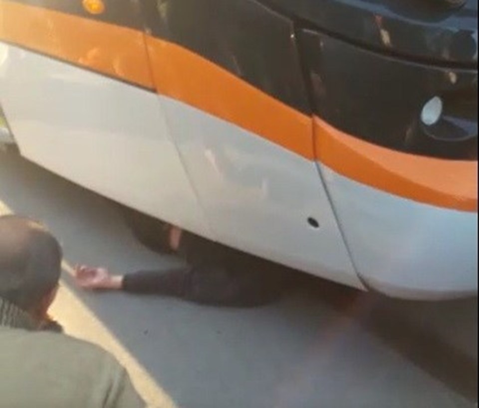 Eskişehir'de tramvayın çarptığı genç ağır yaralandı - 2