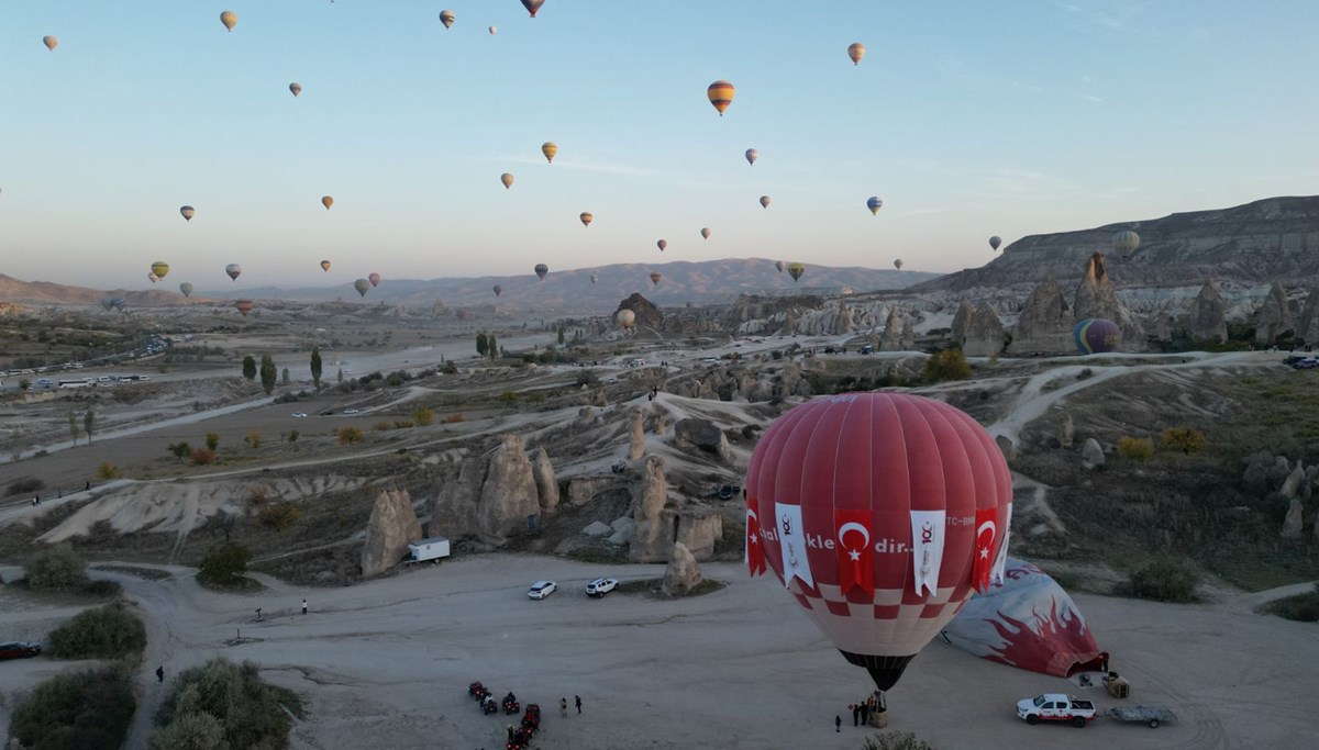 Gökyüzünde cumhuriyet coşkusu: Balonlar Türk bayrakları ve Atatürk posterleri ile havalandı Gökyüzünde cumhuriyet coşkusu: Balonlar Türk bayrakları ve Atatürk posterleri ile havalandı