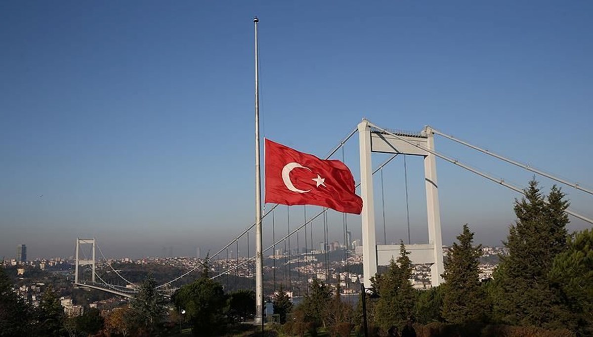 Bayraklar neden, hangi durumlarda yarıya indirilir? Bayraklar neden, hangi durumlarda yarıya indirilir?