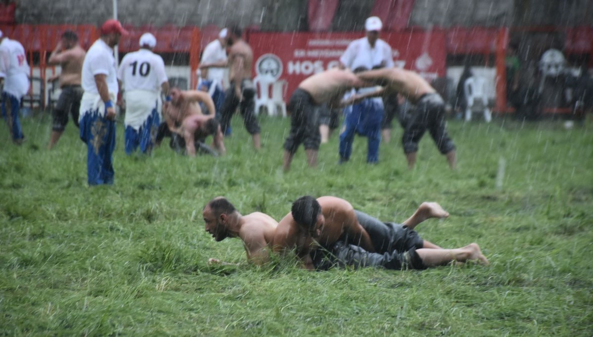 Tarihi Kırkpınar Yağlı Güreşleri başladı: Pehlivanlardan yağmur altında yarış