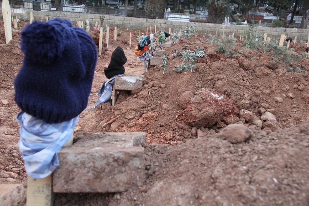 Depremde ölenlerin yarım kalan hikayeleri mezarlara yansıdı - 11