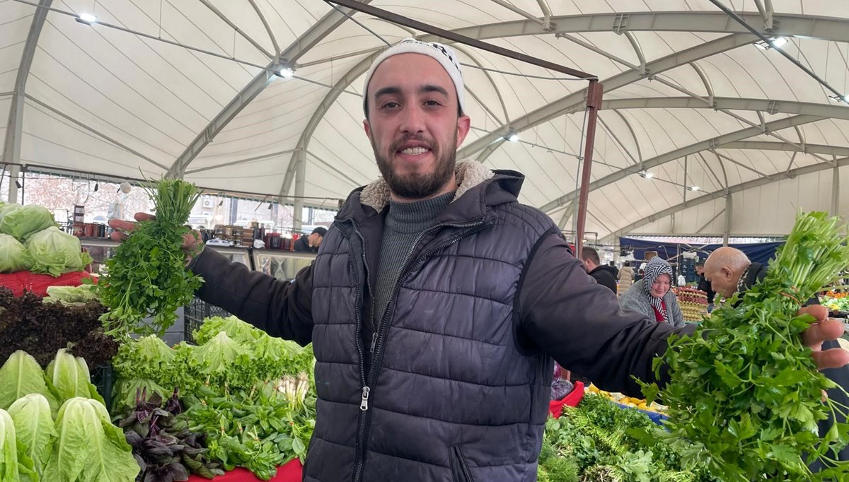 Gazetecilik bölümünü bitirdi, pazarcı oldu