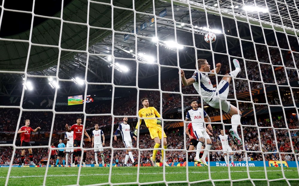 Avrupa Ligi'nde şampiyonluğu getiren inanması güç müdahale: Taraftarlar gol diye ayağa kalkmıştı 80 RBa1Hfcl 0qGrlCEK5C0Nw