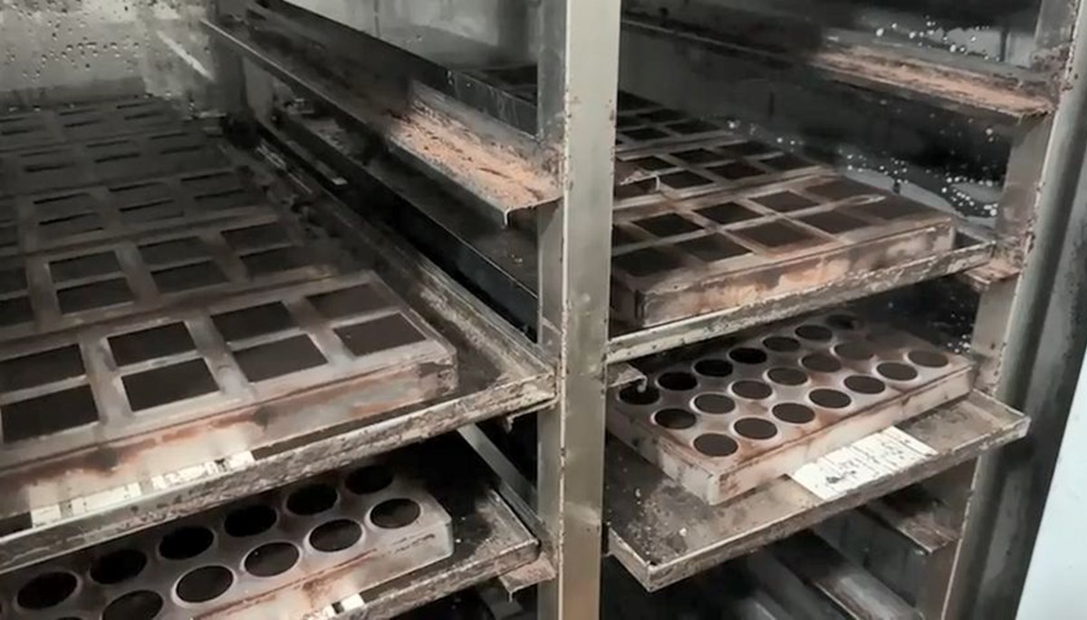 Merdiven altı çikolata imalathanesinde mide bulandıran görüntü Merdiven altı çikolata imalathanesinde mide bulandıran görüntü