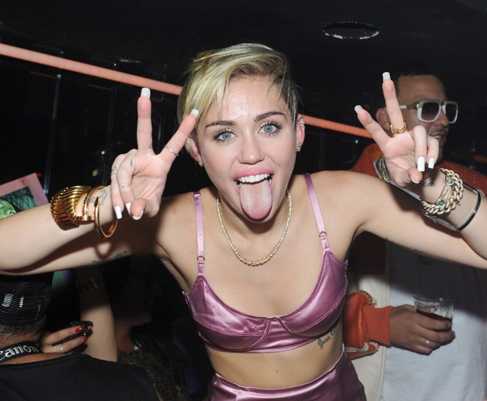 Miley'nin dili oldu - 1