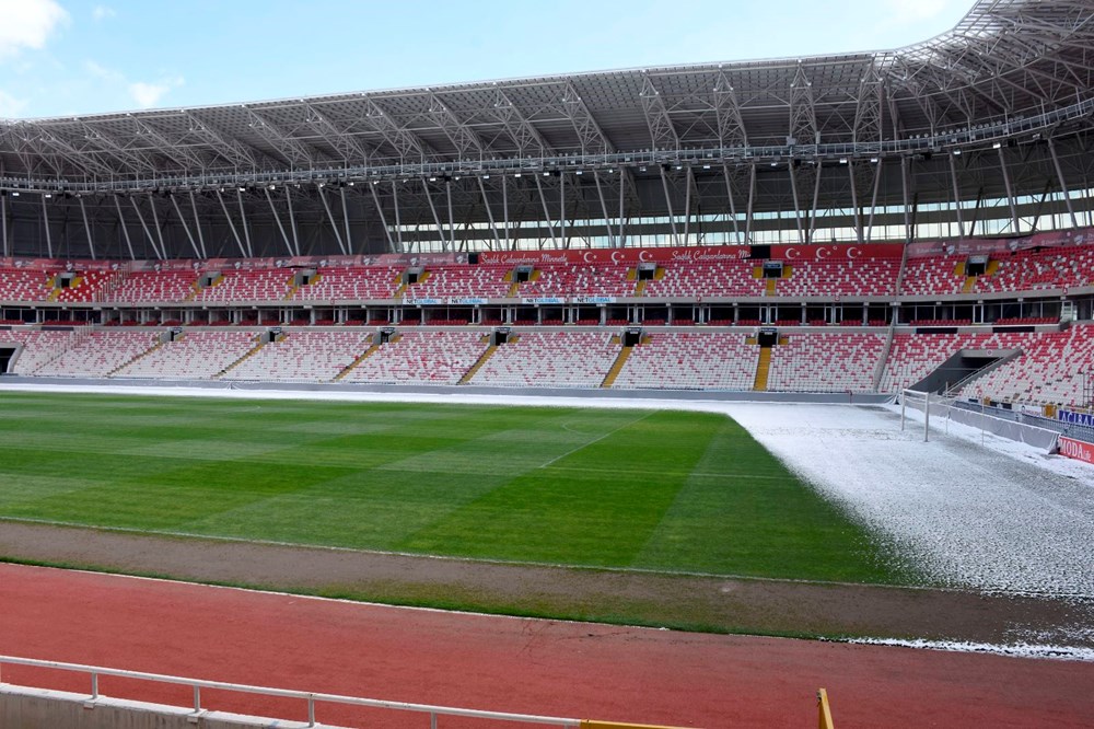 Sivasspor-Fenerbahçe maçı öncesi stadyum tabanı kısmen karla kaplandı 75 RCZZuF6ObEKvcqoAKEpqYg