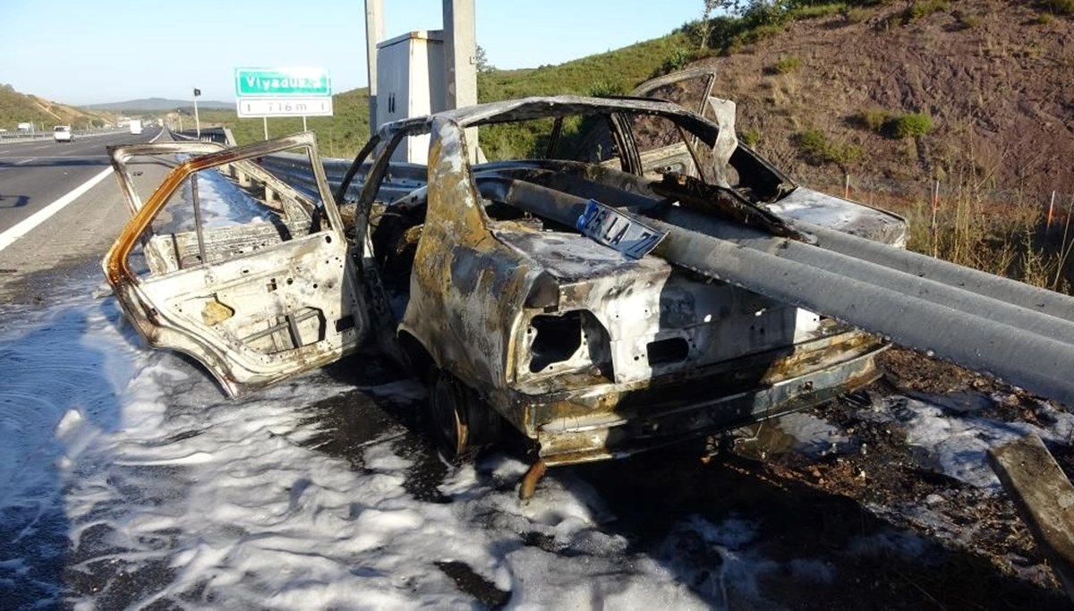 Kuzey Marmara Otoyolu’nda korkunç kaza | Bariyerin ok gibi saplandığı araç alev aldı, 3 kişi yaralandı