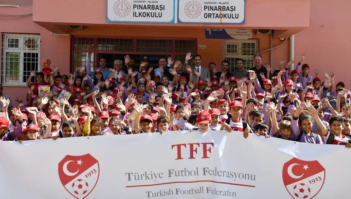 TFF'den 950 depremzede öğrenciye Milli Takım forması TFF'den 950 depremzede öğrenciye Milli Takım forması