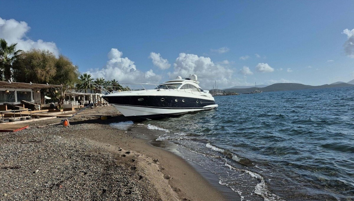 Bodrum’da fırtına: Motor yat karaya oturdu